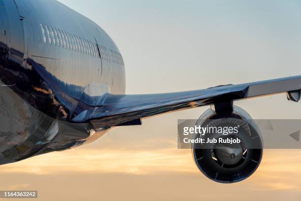 passenger airplane taking off at sunset - start und landebahn stock-fotos und bilder