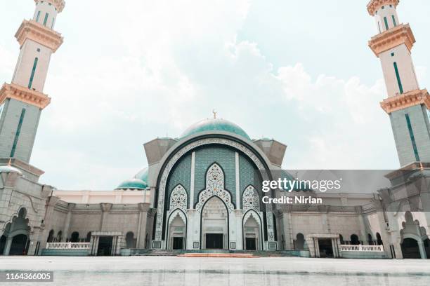 wilayah persekutuan mosque in kuala lumpur - federal territory mosque stock pictures, royalty-free photos & images