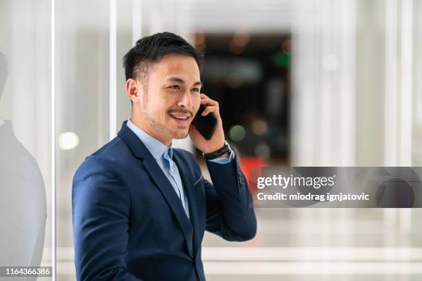 asian businessman making phone call - star style lounge imagens e fotografias de stock