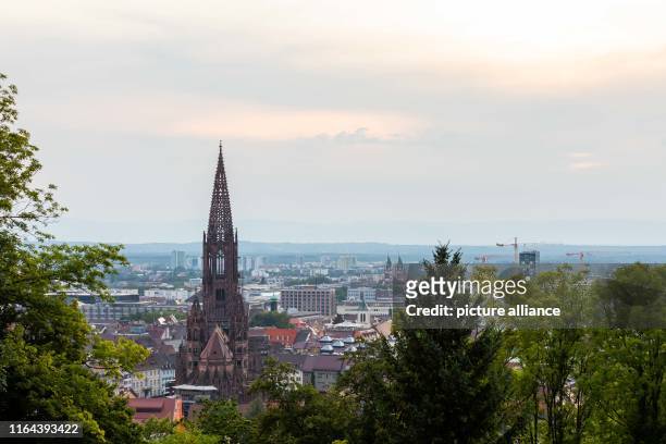 August 2019, Baden-Wuerttemberg, Freiburg: Freiburg's cathedral stands out in front of the city centre and the French Vosges on the horizon. Photo:...