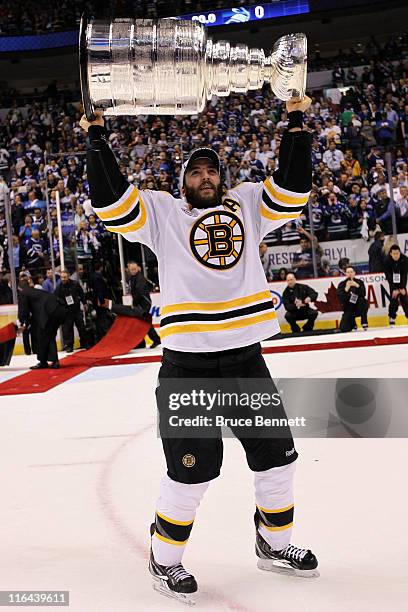 https://media.gettyimages.com/id/116439611/photo/vancouver-bc-patrice-bergeron-of-the-boston-bruins-celebrates-with-the-stanley-cup-after.jpg?s=612x612&w=gi&k=20&c=xrRmpFer-aII7PVK2bOH9m3k5Z87r0Dzsz7F1uTyutg=