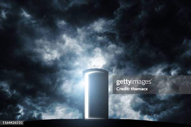 silhouet van deur geopend licht met bewolkte hemel - open sky stockfoto's en -beelden