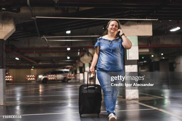 glückliche frau bereit zu reisen sprechen am telefon - big fat white women stock-fotos und bilder