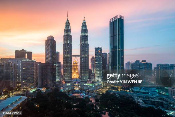petronas twin towers - kuala lumpur twin tower stock pictures, royalty-free photos & images