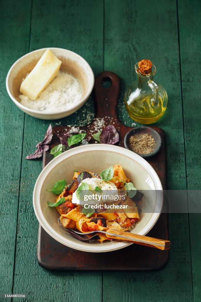 Pappardelle mit Auberginen, cremiger Tomatensauce und Mozzarella