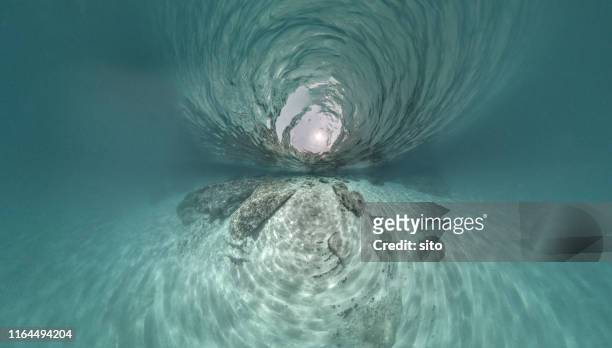 360 degree view underwater with turqoise waters. mallorca, spain - 360 fotografías e imágenes de stock