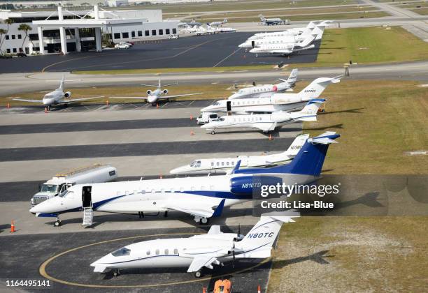 vue aérienne des jets privés dans l'aéroport. - aviation-générale photos et images de collection