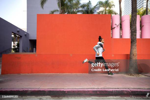 jonge afroamerican man die fit wordt in de straten van los angeles in de binnenstad - city of los angeles stockfoto's en -beelden