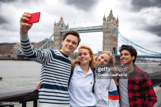teenage friends een bezoek aan londen op tower bridge - london england stockfoto's en -beelden
