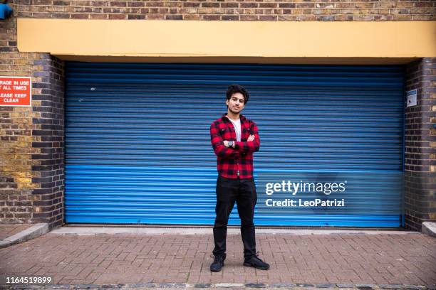 generation z tiener poseren in de straat in londen city - pakistani boys stockfoto's en -beelden