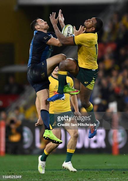 Kurtley Beale of the Wallabies contests a high ball with Joaquin Tuuculet of Argentina during the 2019 Rugby Championship Test Match between...