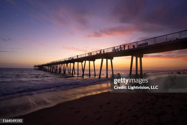 hermosa beach pier, california - redondo beach kalifornien stock-fotos und bilder