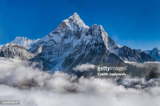 panorama van de prachtige berg ama dablam in de himalaya, nepal - berg stockfoto's en -beelden
