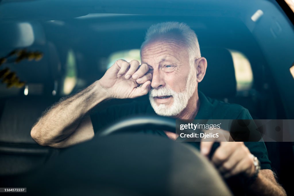 El hombre mayor casi se duerme mientras conduce.