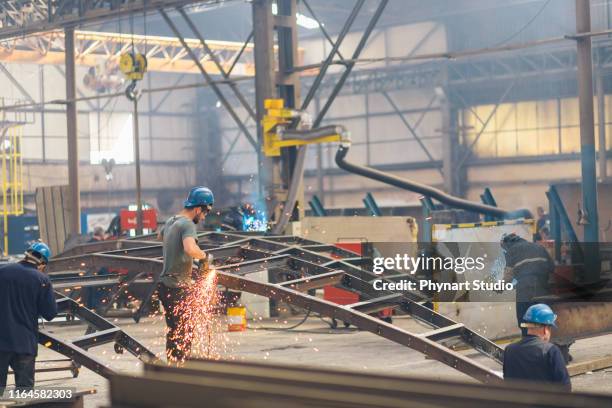 mit elektroschleifer in der metallindustrie - blacksmith sparks stock-fotos und bilder