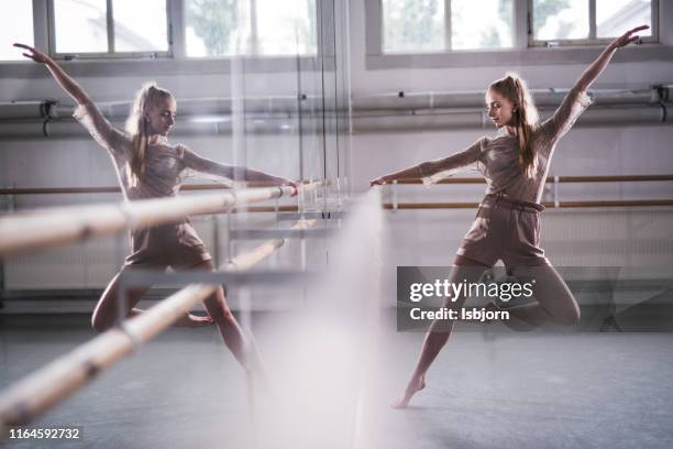 bailarina de jazz en el estudio de ballet. - estudio de ballet fotografías e imágenes de stock