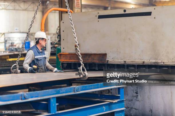 冶金で働く産業労働者 - ブレーキプレスオペレーター - シートメタル ストックフォトと画像