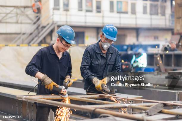 två workera med kvarnen - welding bildbanksfoton och bilder