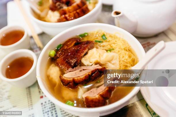 traditional chinese noodle soup with sliced peking duck and dumplings - chinatown foto e immagini stock