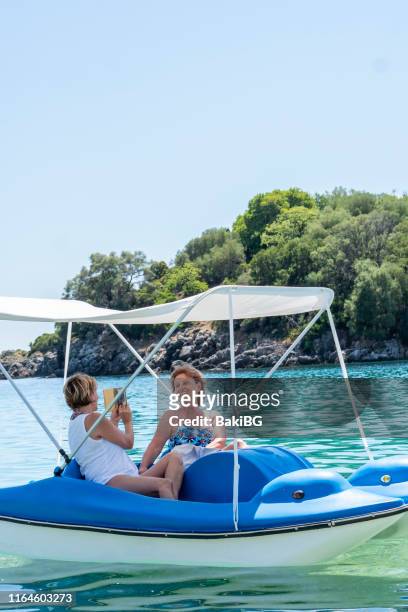 deux femme aînée détendant sur un bateau de pédalo à la mer - pedal boat photos et images de collection