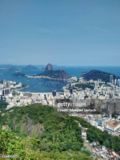 view from dona marta hill in rio de janeiro, brazil. sugarloaf in the background. - praia vermelha rio de janeiro stock pictures, royalty-free photos & images