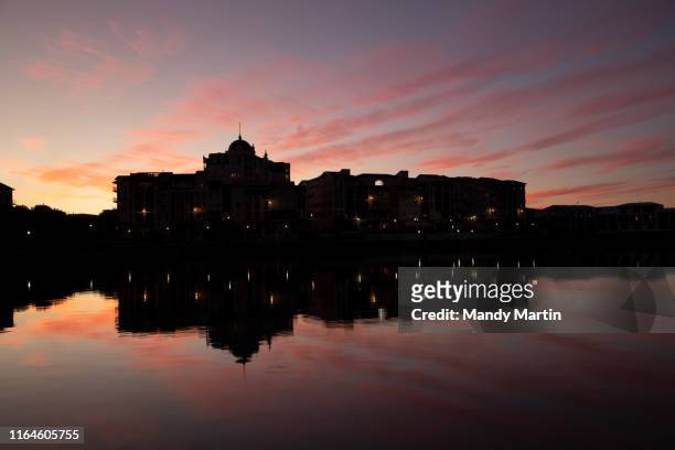 pink city scape - australia city scape light stockfoto's en -beelden