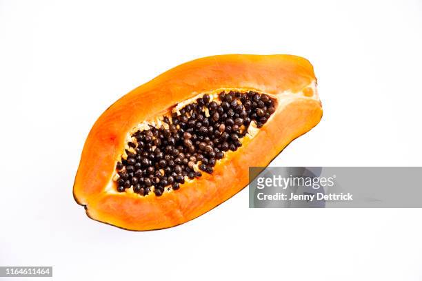 halved red papaya - papaia foto e immagini stock