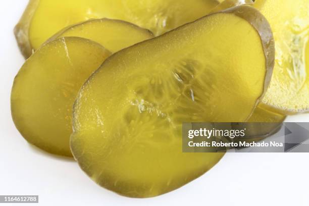 slices of pickle cucumber, close up - pickles fotografías e imágenes de stock