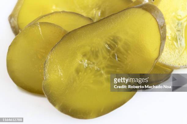 slices of pickle cucumber, close up - augurk stockfoto's en -beelden