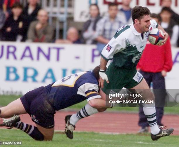 Le Palois Pierre Triep-Capdevielle évite le placage du Britannique de Bristol Ross Back , le 06 mai 2000 au stade Maurice-Trelut à Tarbes, lors de la...