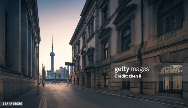 urban street - fernsehturm oriental pearl tower stock-fotos und bilder