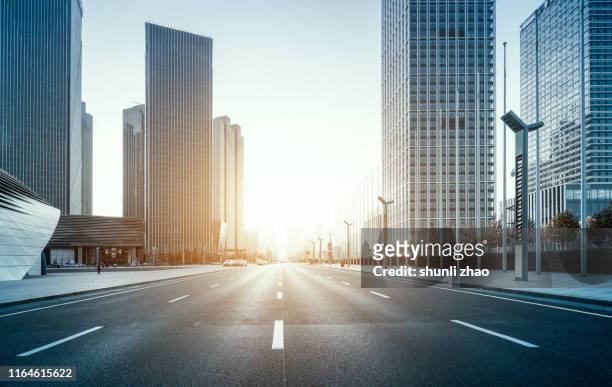 urban main road at sunset - route perspective photos et images de collection