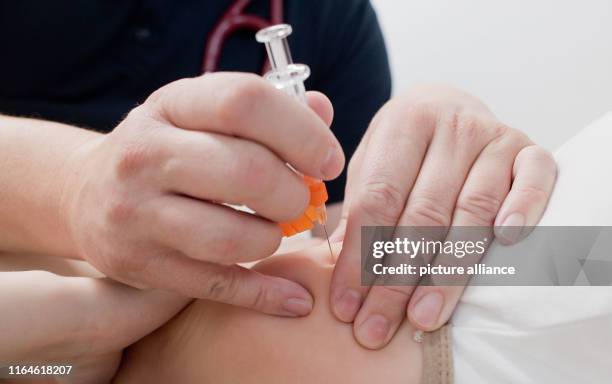 August 2019, Lower Saxony, Hanover: A pediatrician vaccinates a child with the vaccine Bexsero . Photo: Julian Stratenschulte/dpa