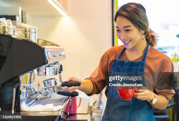vrouwelijke aziatische barista maken cappuccino - de petite taille stockfoto's en -beelden