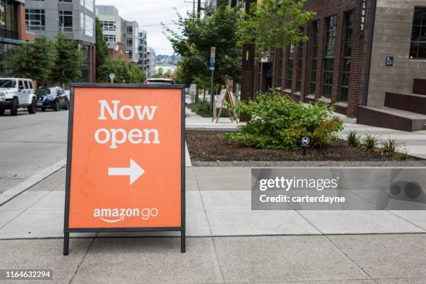 amazon go retail store met geautomatiseerde casherless betaling - store sign stockfoto's en -beelden