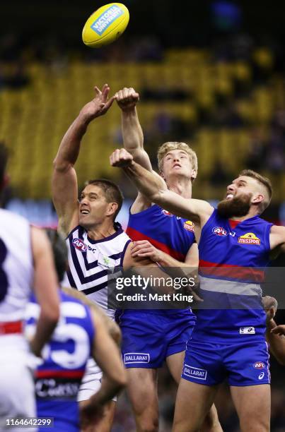 Aaron Sandilands of the Dockers is challenged by Tim English and Jackson Trengove of the Bulldogs during the round 19 AFL match between the Western...