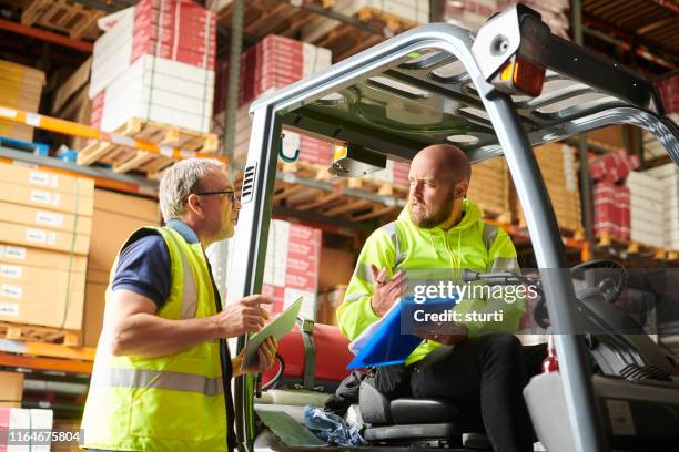 teamwork in het magazijn - freight truck loading stockfoto's en -beelden