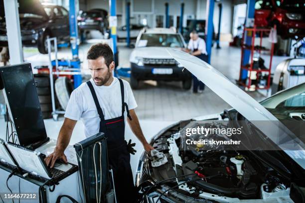 ¡diagnóstico de coches en un taller de reparación! - control de calidad fotografías e imágenes de stock