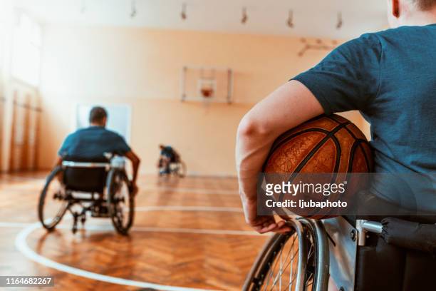 disabled basketball player on wheelchair - adaptive athlete imagens e fotografias de stock