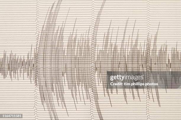 seismograph with earthquake indication - jordbävning bildbanksfoton och bilder