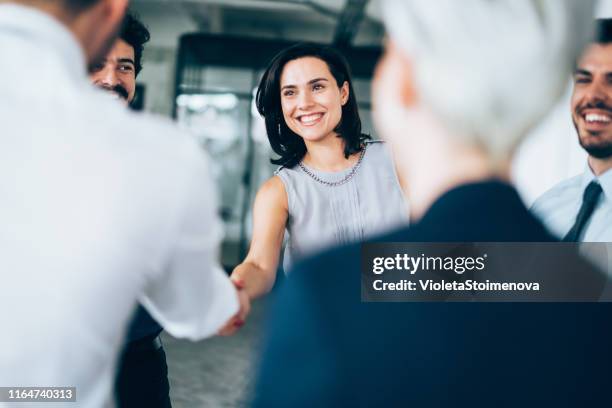 colaboración exitosa - saudar fotografías e imágenes de stock