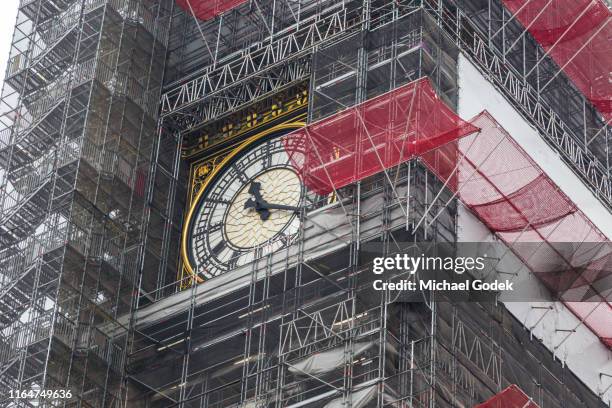 big ben under renovation - completely covered in scaffolding - big ben covered by scaffolding stockfoto's en -beelden