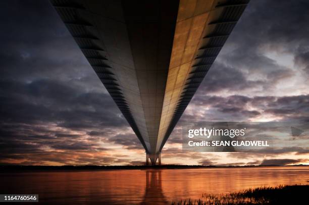 below the humber bridge - great river road stock pictures, royalty-free photos & images