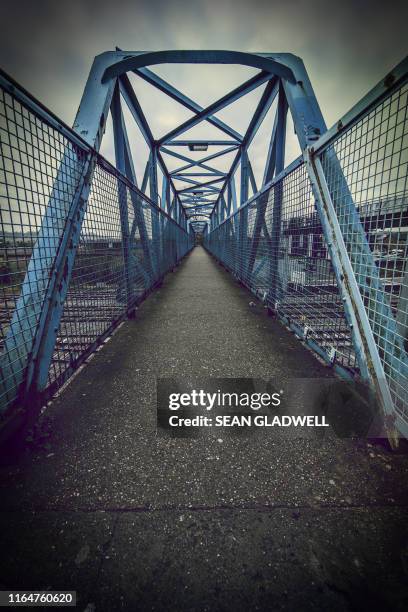 blue steel footbridge - lincoln lincolnshire - fotografias e filmes do acervo