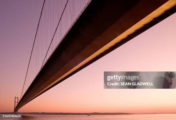 evening humber bridge - puente colgante fotografías e imágenes de stock