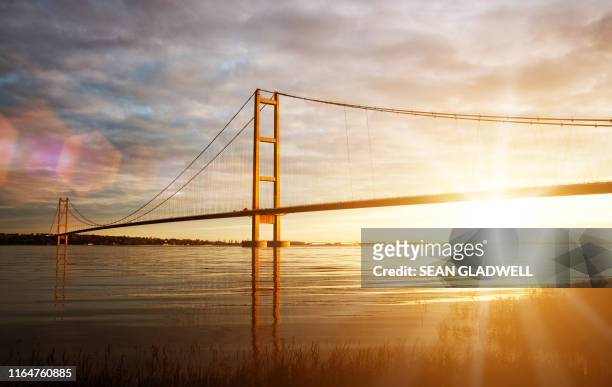 golden hour humber bridge - kingston upon hull stock-fotos und bilder