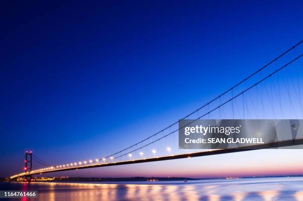 evening blue sky over humber bridge - hull ストックフォトと画像