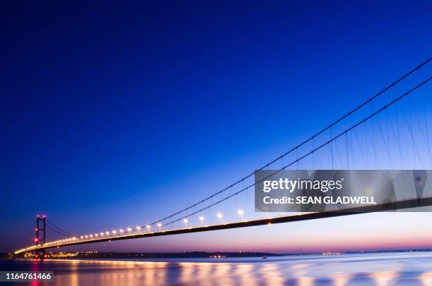 evening blue sky over humber bridge - humber bridge stockfoto's en -beelden