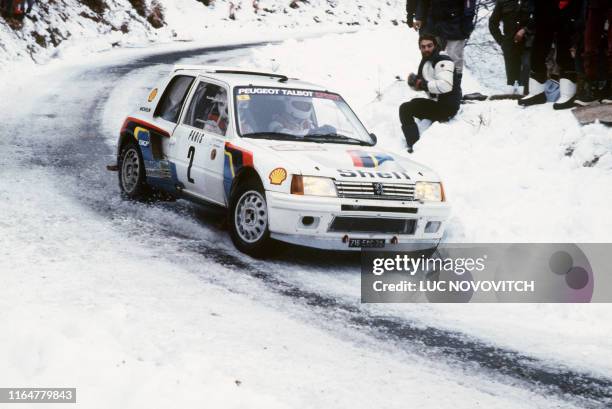 Photo prise le 28 janvier 1985, à Burzet des pilotes de rallye, le finlandais Ari Vatanen et le britannique Terry Harryman à bord de leur Peugeot 205...