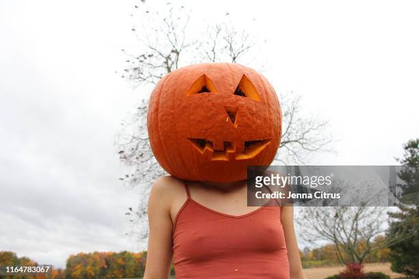 lady with jack o' lantern on her head - funny mask stockfoto's en -beelden
